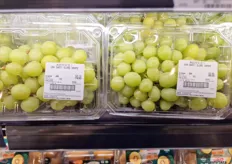 Table grapes from the U.S.on sale at retailer 3hrsixty in Kowloon, Hong Kong. Sam Sin from Freco Int. Hong Kong, who are importers from around the world, showed Vietnam exporters from Central Retail retail and Thailand importer the local retail setup. They are looking at what is in season now and on display for them to export to Hong Kong.